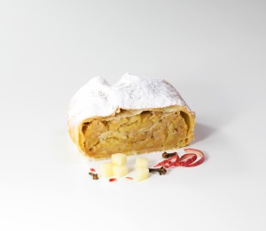Apfelstrudel handgemacht, gebacken, geschnitten
